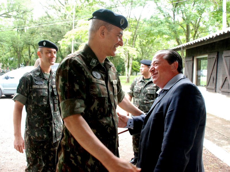 Vice-prefeito Sergio Cechin acompanhou, junto aos generais do Exército, a solenidade (Foto: João Vilnei)