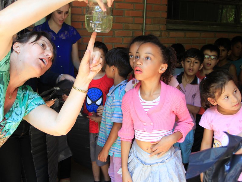 Na Escola Irmão José Otão, estudantes saíram para o pátio para recolher objetos que possam acumular água (Foto: Deise Fachin)