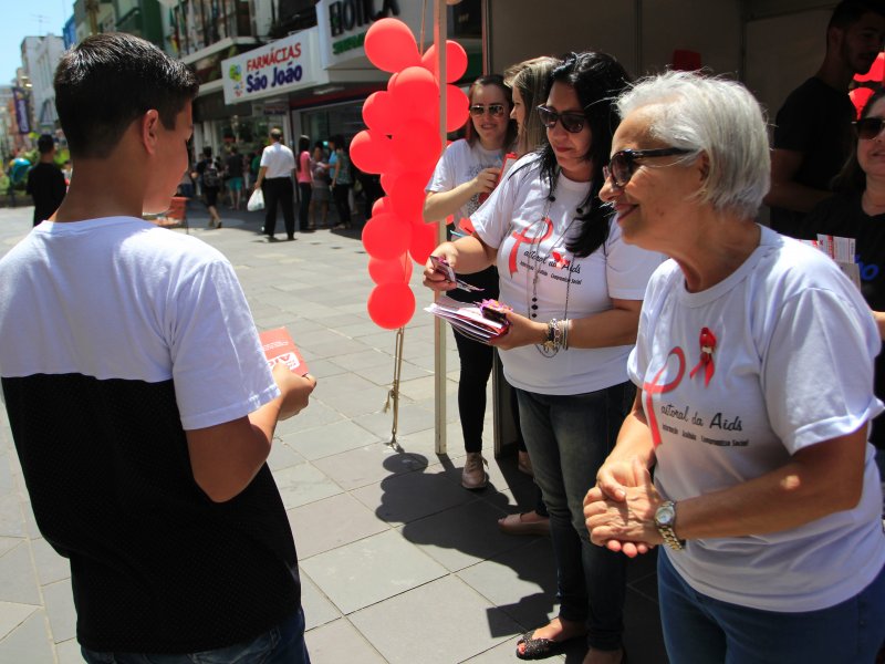 Quem passou pelo Calçadão e pela Praça Saldanha Marinho recebeu orientações e material informativo sobre o HIV (Foto: Deise Fachin)