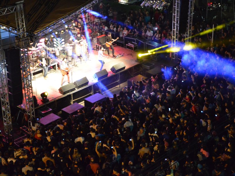 Músicos fizeram uma grande festa no Centro de Santa Maria, atraindo um grande público para o show (Fotos: João Alves)