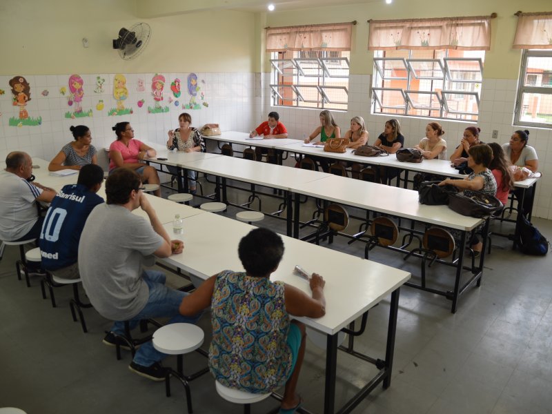 Reunião foi realizada na Escola Municipal Professora Edy Maya Bertoia (Foto: João Alves)