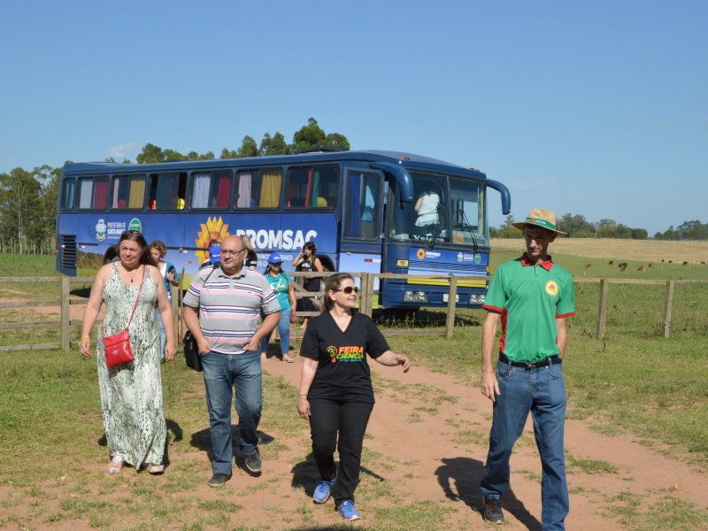 Grupo visitou propriedades rurais e fez trajeto, de ônibus, pelas estradas do Interior (Foto: João Alves)