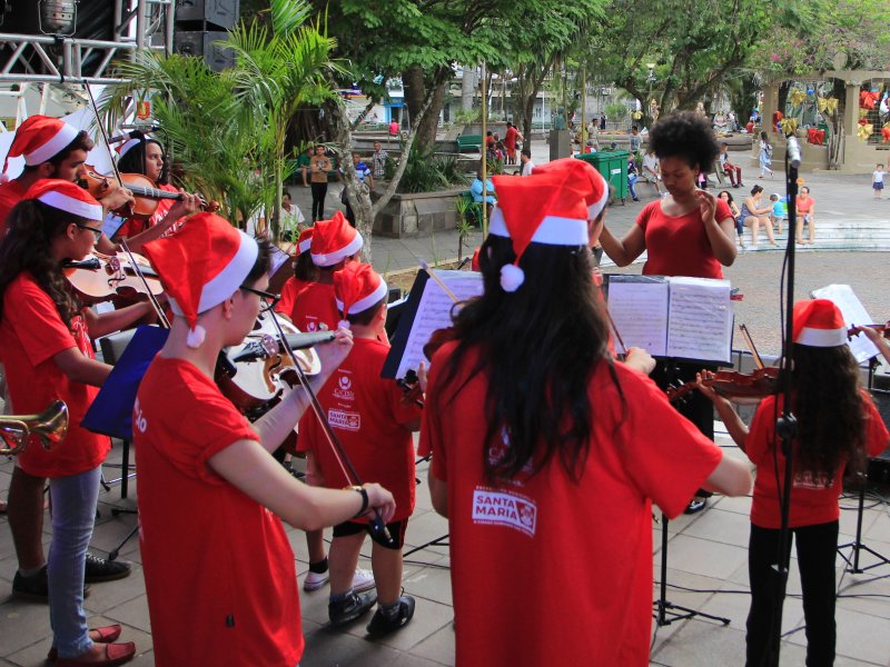 Associação Orquestrando Arte subiu ao palco pela segunda vez no Viva o Natal. Nesta sexta-feira, o projeto também é destaque na programação cultural (Foto: Deise Fachin)