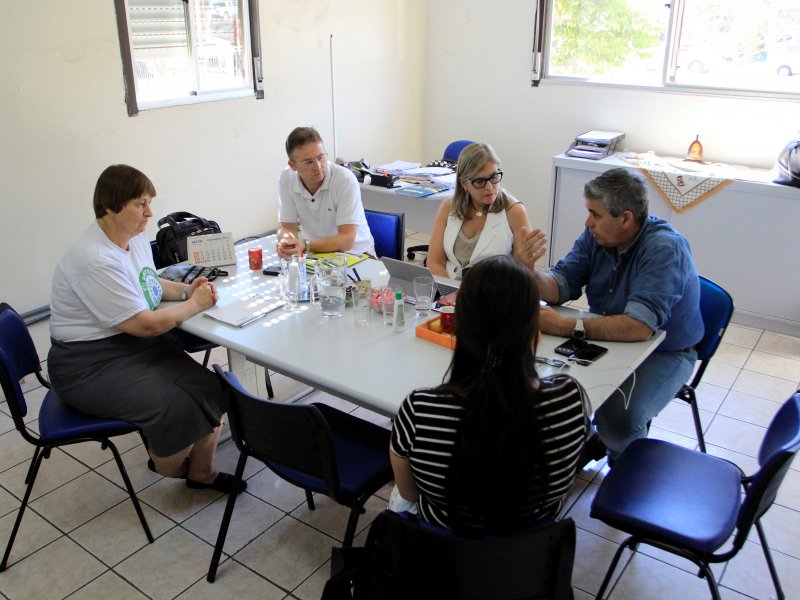 Grupo discutiu alternativas e maneiras de sensibilizar produtores quanto à necessidade de inspeção sanitária (Foto: Deise Fachin)
