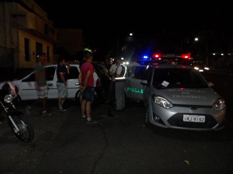  Agentes abordaram motoristas e aplicaram 18 autuações de trânsito (Foto: Divulgação/CMTU)