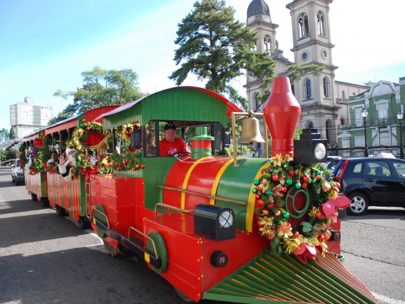 Papai Noel e seus ajudantes garantiram a diversão dos passageiros no trajeto pelo Centro Histórico de Santa Maria (Foto: João Alves) Papai Noel e seus ajudantes garantiram a diversão dos passageiros no trajeto pelo Centro Histórico de Santa Maria (Foto: João Alves)