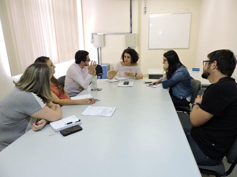 Reunião de planejamento busca preparar a acolhida aos psicólogos e assistentes sociais que vão integrar o quadro Reunião de planejamento busca preparar a acolhida aos psicólogos e assistentes sociais que vão integrar o quadro