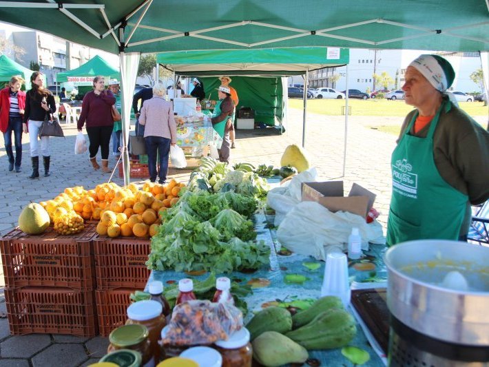 Alimentos da agroindústria e hortifrútis já são comercializados no largo do Planetário (Foto: Deise Fachin)
