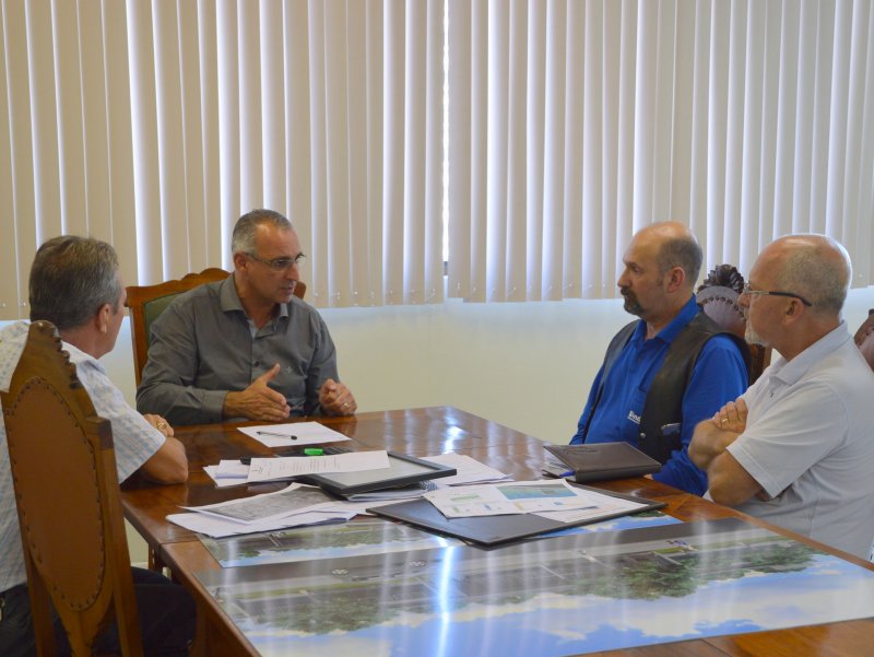 Prefeito se reuniu com representantes do Sinditáxi e taxista do Município (Foto: Viviane Campos)