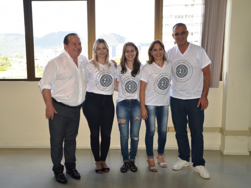 Representantes do Centro de Estudos Sistêmicos Família e Indivíduos fizeram uma visita ao prefeito Jorge Pozzobom (Foto: Viviane Campos)