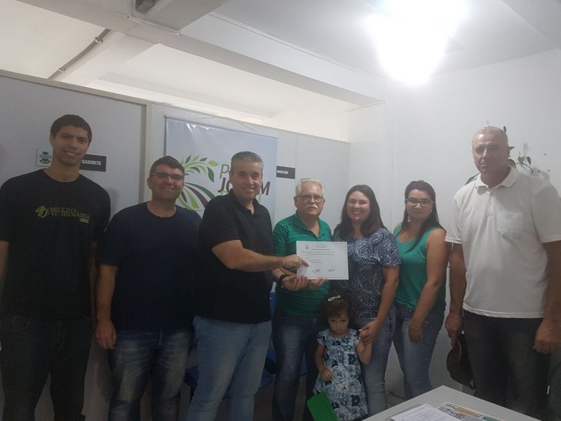 Entrega do certificado ocorreu na manhã desta terça-feira, na Secretaria de Desenvolvimento Rural (Foto: Divulgação/Prefeitura)