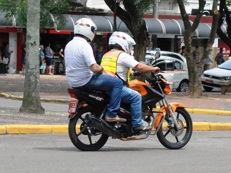 Profissão de mototaxista é regulamentada no Município pela Resolução 410/2012 (Foto: João Vilnei) Profissão de mototaxista é regulamentada no Município pela Resolução 410/2012 (Foto: João Vilnei)