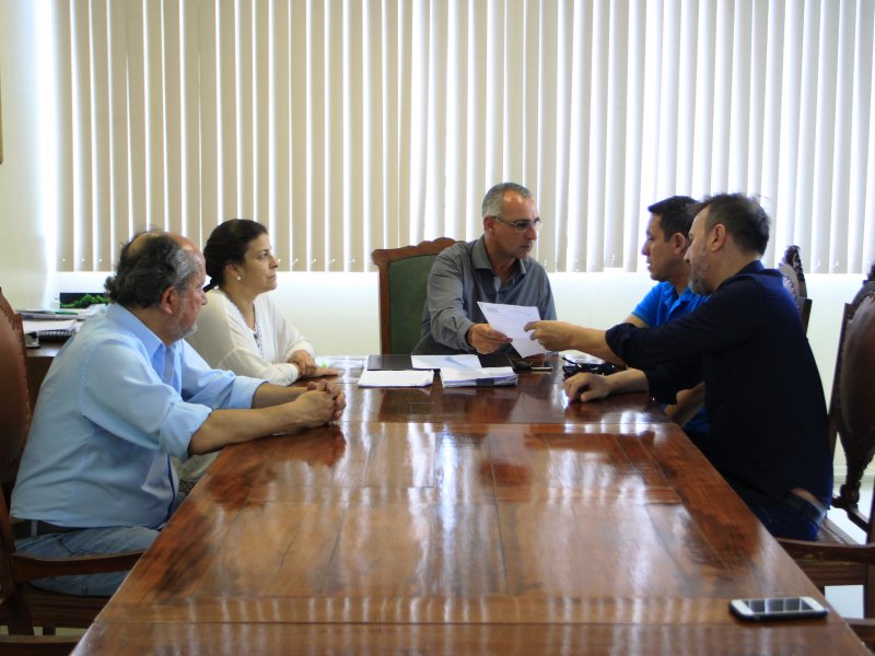 Documento assinado pelo prefeito Jorge Pozzobom foi entregue ao presidente da AVTSM, Sérgio da Silva (Foto: Deise Fachin)
