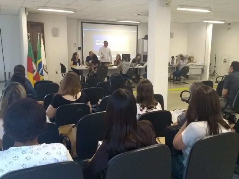 Professores estão sendo recebidos, conforme cronograma, no auditório do Centro Administrativo Municipal (Foto: Maurício Araujo)