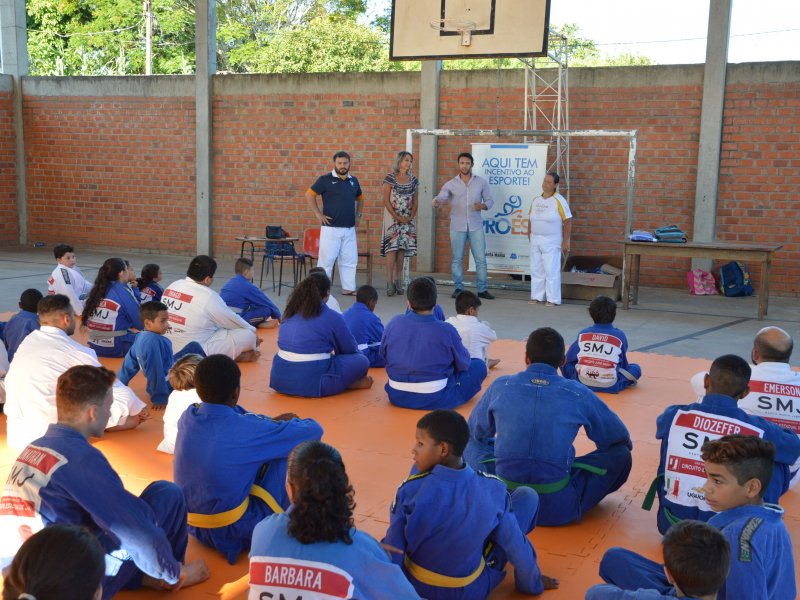 Entrega dos kimonos ocorreu no ginásio da Escola Tancredo Neves (Foto: João Alves)
