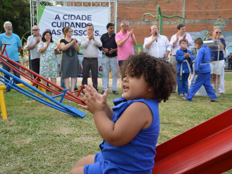 Comunidade e autoridades compareceram à inauguração dos kits de brinquedos (Foto: João Alves)