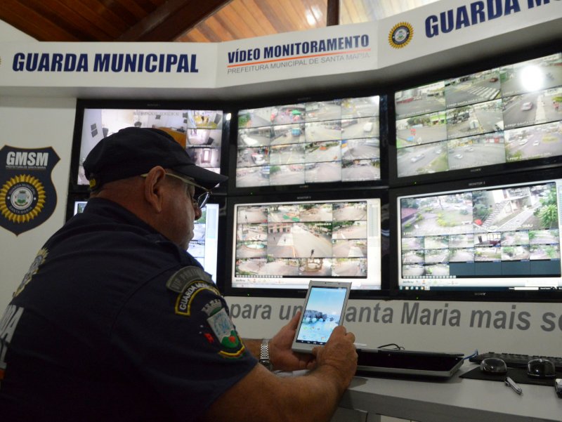 Tablet que recebe as denúncias está na Central de Monitoramento da Guarda Municipal (Fotos: João Alves) Tablet que recebe as denúncias está na Central de Monitoramento da Guarda Municipal (Fotos: João Alves)