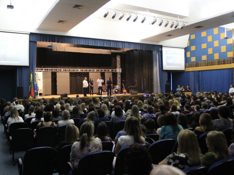Centenas de educadores lotaram o auditório do Colégio Marista Santa Maria, na manhã desta sexta-feira (Fotos: Deise Fachin)