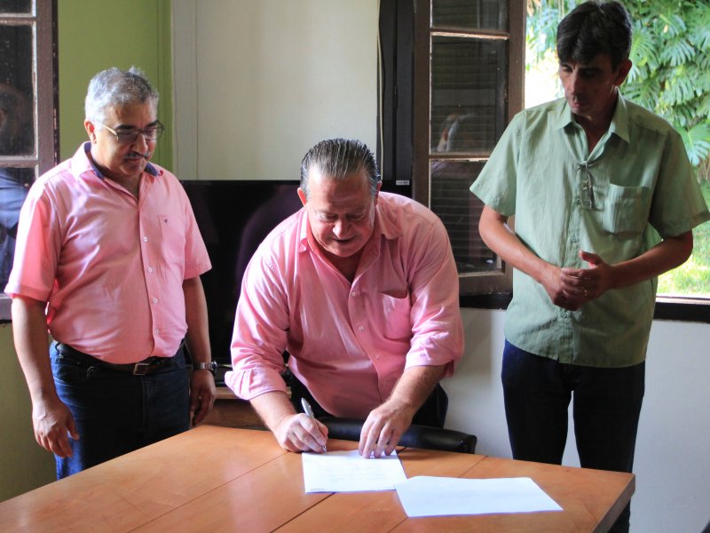 Vice-prefeito Sergio Cechin assinou o documento na manhã desta quarta-feira (Fotos: Deise Fachin)