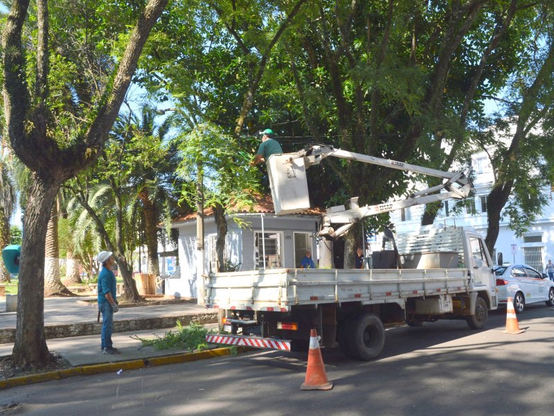 Nesta quarta-feira, Prefeitura realizou a poda de árvores na praça para melhorar a visibilidade das câmeras de segurança (Foto: João Alves)
