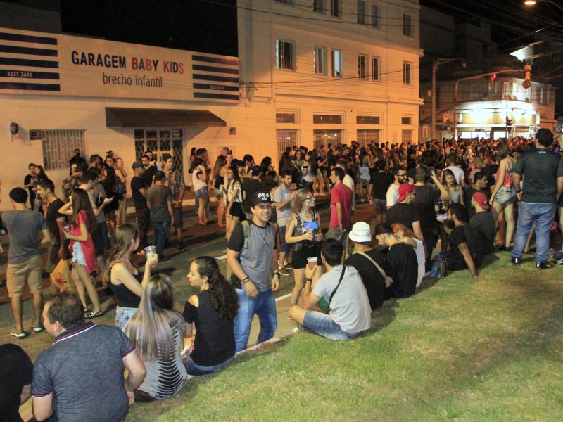 Jovens lotaram a Rua Duque de Caxias, ponto de referência para os calouros e veteranos das universidades (Fotos: Deise Fachin)