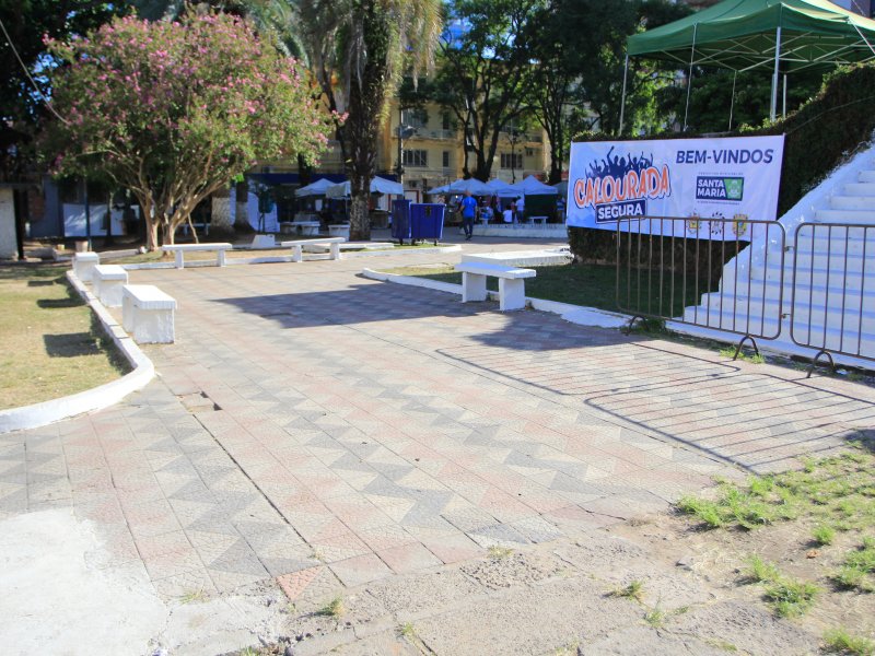 Lixo recolhido, praça limpa e organizada para o bem-estar dos frequentadores (Foto: Deise Fachin)