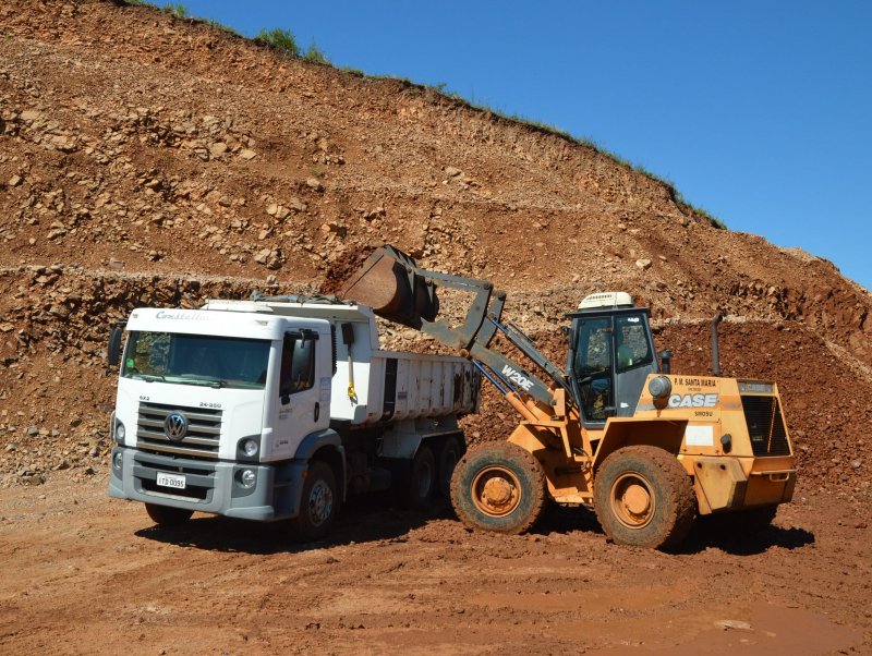 Pedras utilizadas nos serviços das estradas estão sendo extraídas de pedreira em São Martinho da Serra (Foto: João Alves))