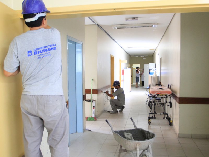 Sala de Emergência e a Sala de Enfermagem começaram a passar pela reforma nesta segunda-feira (Foto: Deise Fachin)
