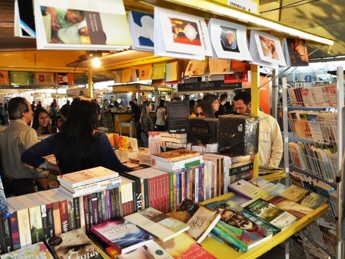 A Feira do Livro de Santa Maria ocorre de 28 de abril a 13 de maio de 2018, das 13h às 21h, exceto aos sábados, quando inicia às 10h