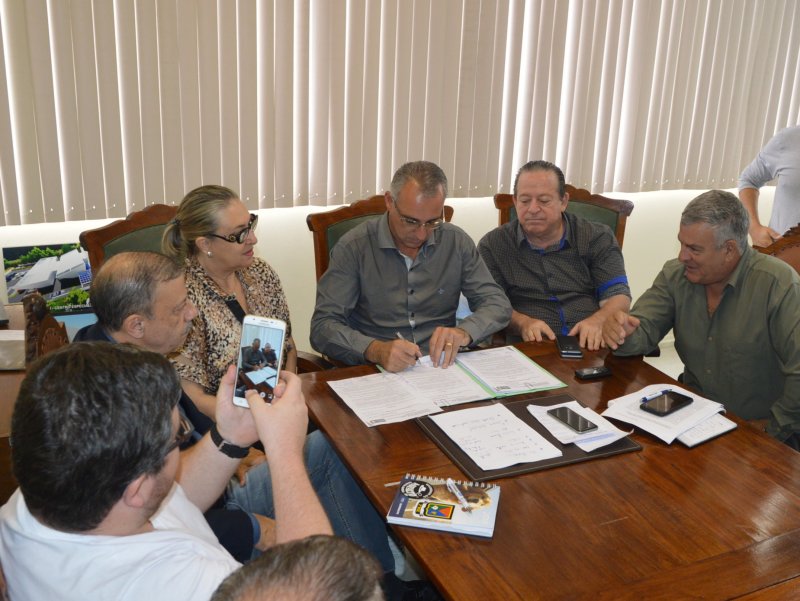 Decreto Executivo importante para a categoria dos tranportadores escolares foi assinado no Gabinete de Governança (Foto: João Alves)