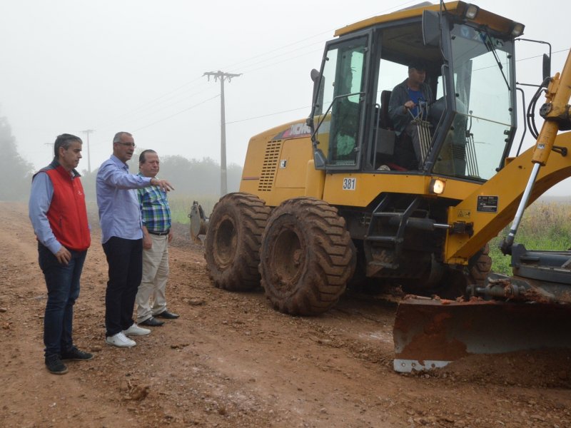 Equipes acompanhou andamento das obras na estrada principal de acesso ao distrito (Foto: João Alves)