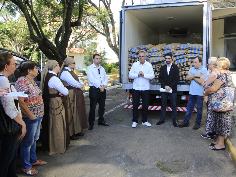 Prefeito Jorge Pozzobom entregou o alimento aos representantes das entidades que prestam o serviço (Foto: Deise Fachin)