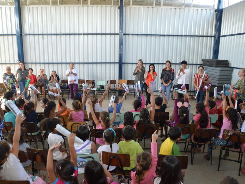 Entrega de estojos e kits escolares foi feita na Escola Renato Zimmermann (Foto: João Alves)