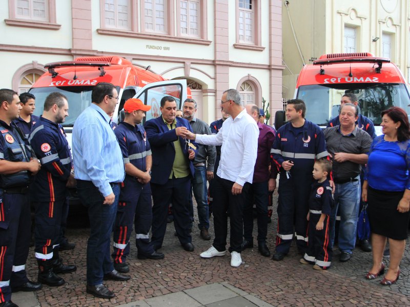 Prefeito Jorge Pozzobom recebeu as chaves das duas ambulâncias adquiridas a partir de emendas dos deputados federais Paulo Pimenta e João Derly (Foto: Deise Fachin)