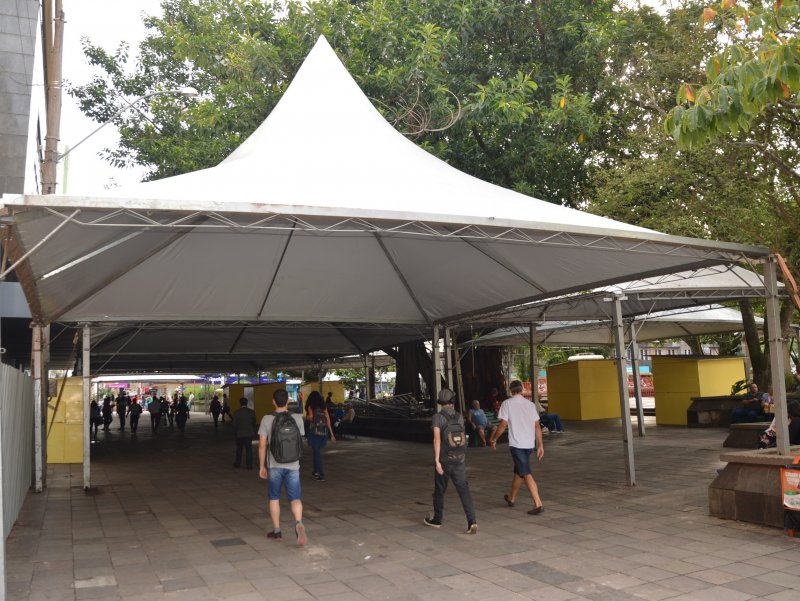 Praça Saldanha Marinho está sendo preparada para a 45ª edição da Feira do Livro de Santa Maria (Foto: João Alves)