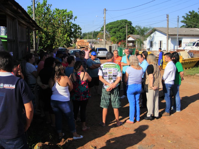 Prefeito pediu auxílio e fiscalização dos moradores para evitar o descarte irregular de lixo que acabam prejudicando o escoamento da água pluvial (Foto: Deise Fachin)