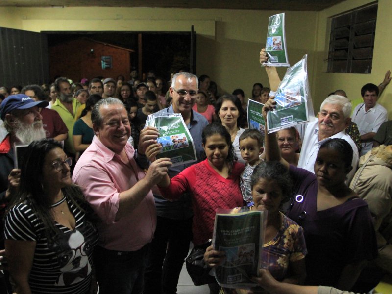 Entrega de Certidões aos moradores ocorreu no Centro Comunitário do bairro (Foto: Deise Fachin) Entrega de Certidões aos moradores ocorreu no Centro Comunitário do bairro (Foto: Deise Fachin)