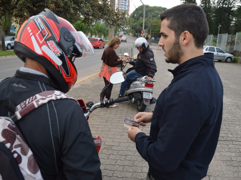 Agentes do Programa de Segurança e Educação para o Trânsito (EducaTrânsito) conversaram com motociclistas sobre segurança (Foto: João Alves)