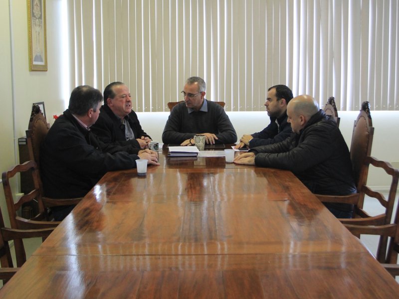 Representantes da RGE Sul estiveram reunidos com o prefeito Jorge Pozzobom e o vice-prefeito Sergio Cechin (Fotos: Deise Fachin)