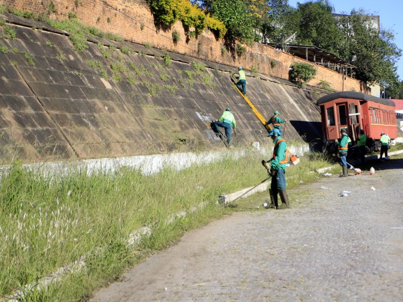 Funcionários da Sulclean cortaram a grama e limparam o espaço junto a Gare (Foto: Deise Fachin)