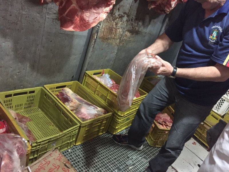 Cerca de uma tonelada de produtos impróprios ao consumo humano foram apreendidos (Foto: Divulgação)