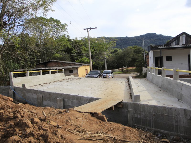 Estrutura de concreto tem dez metros de extensão e vai beneficiar os moradores da Região Norte (Foto: Deise Fachin)
