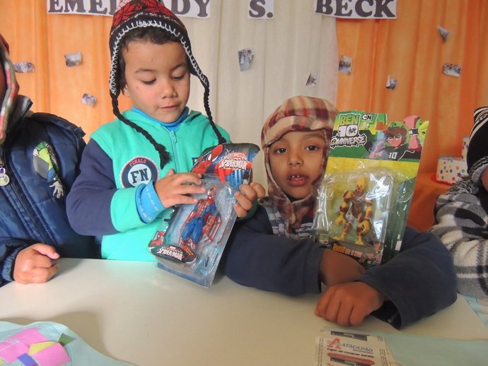 Turma de pré-escola recebe brinquedos no Varal da Cidadania.