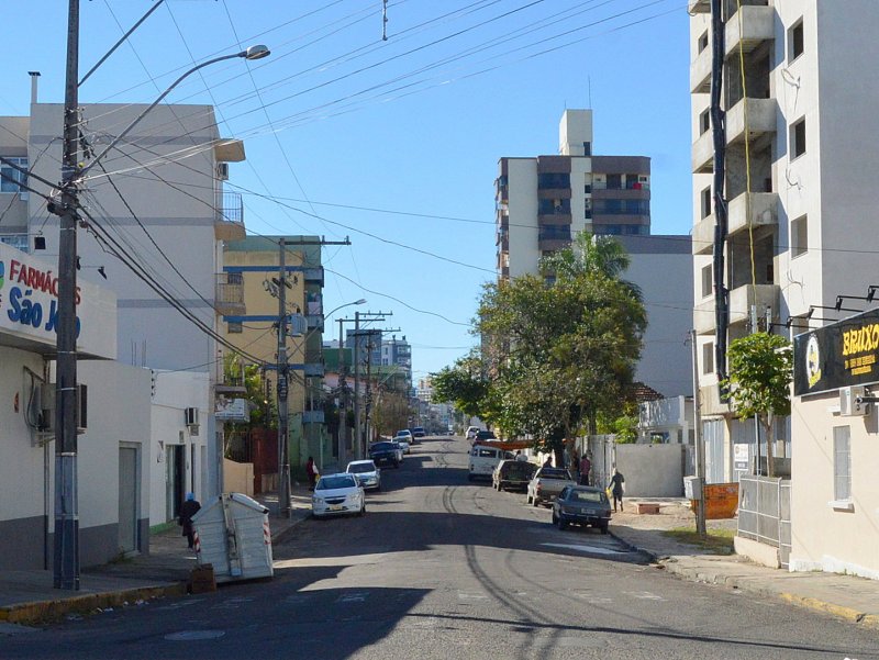 Rua Olavo Bilac é estreita e possui muitos cruzamentos sem preferencial, por isso, a implantação do sentido único deve minimizar pontos de conflito nas esquinas (Foto: João Alves)