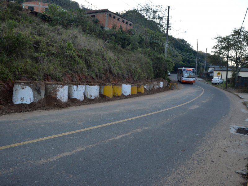Barreira de proteção foi recuada e o trânsito está normalizado no trecho (Foto: João Alves)