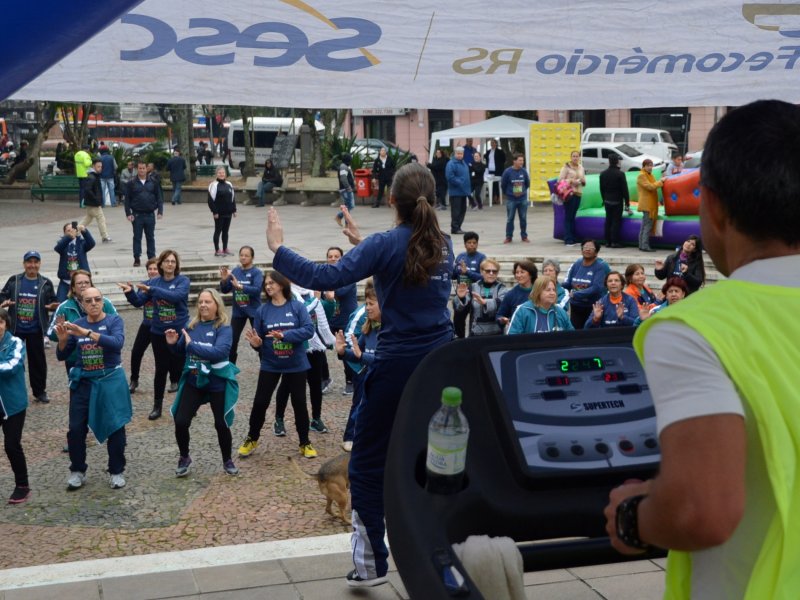 Durante a manhã e parte da tarde, população foi convidada a fazer 15 minutos de atividade física na Praça Saldanha Marinho (Foto: João Alves) Durante a manhã e parte da tarde, população foi convidada a fazer 15 minutos de atividade física na Praça Saldanha Marinho (Foto: João Alves)