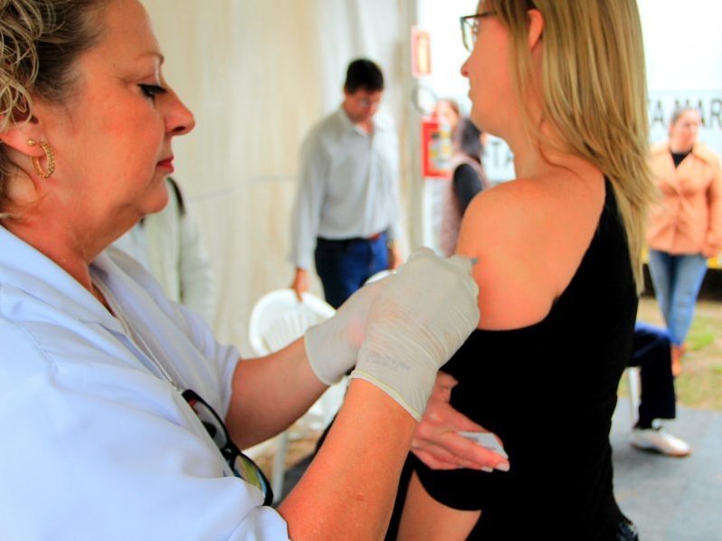 Vacina protege contra os vírus H1N1, H3N2 e Influenza (Foto: Arquivo/ Deise Fachin)