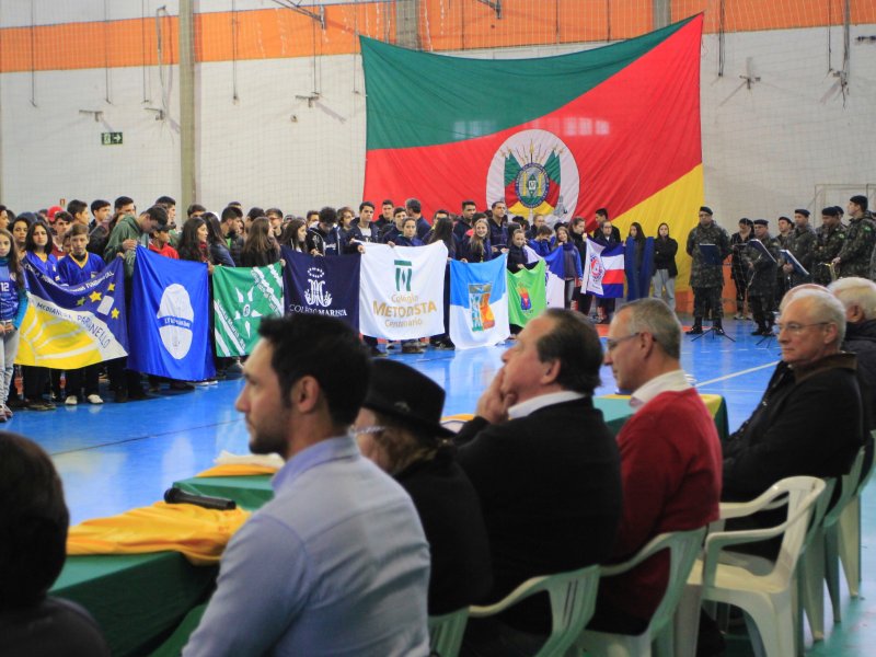 Alunos e professores representaram suas instituições na abertura oficial do Jesma, ocorrida no Centro Desportivo Municipal