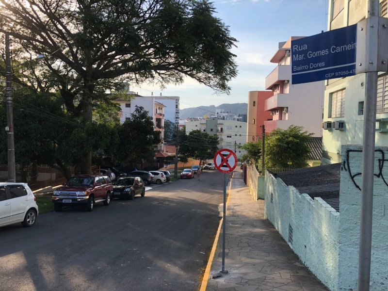 Na Rua Marechal Manoel Gomes Carneiro, no Bairro Dores, é proibido estacionar no lado direito da via, a partir da Rua Bento Gonçalves (Foto: Divulgação)