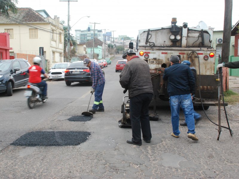  Rua Venâncio Aires recebeu tapa-buraco nesta sexta-feira (Foto: João Vilnei)